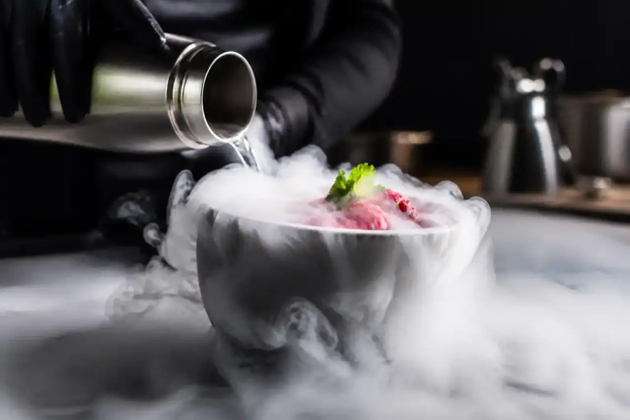 Plat de gastronomie moléculaire avec fumée subtile d'azote liquide sur assiette noire